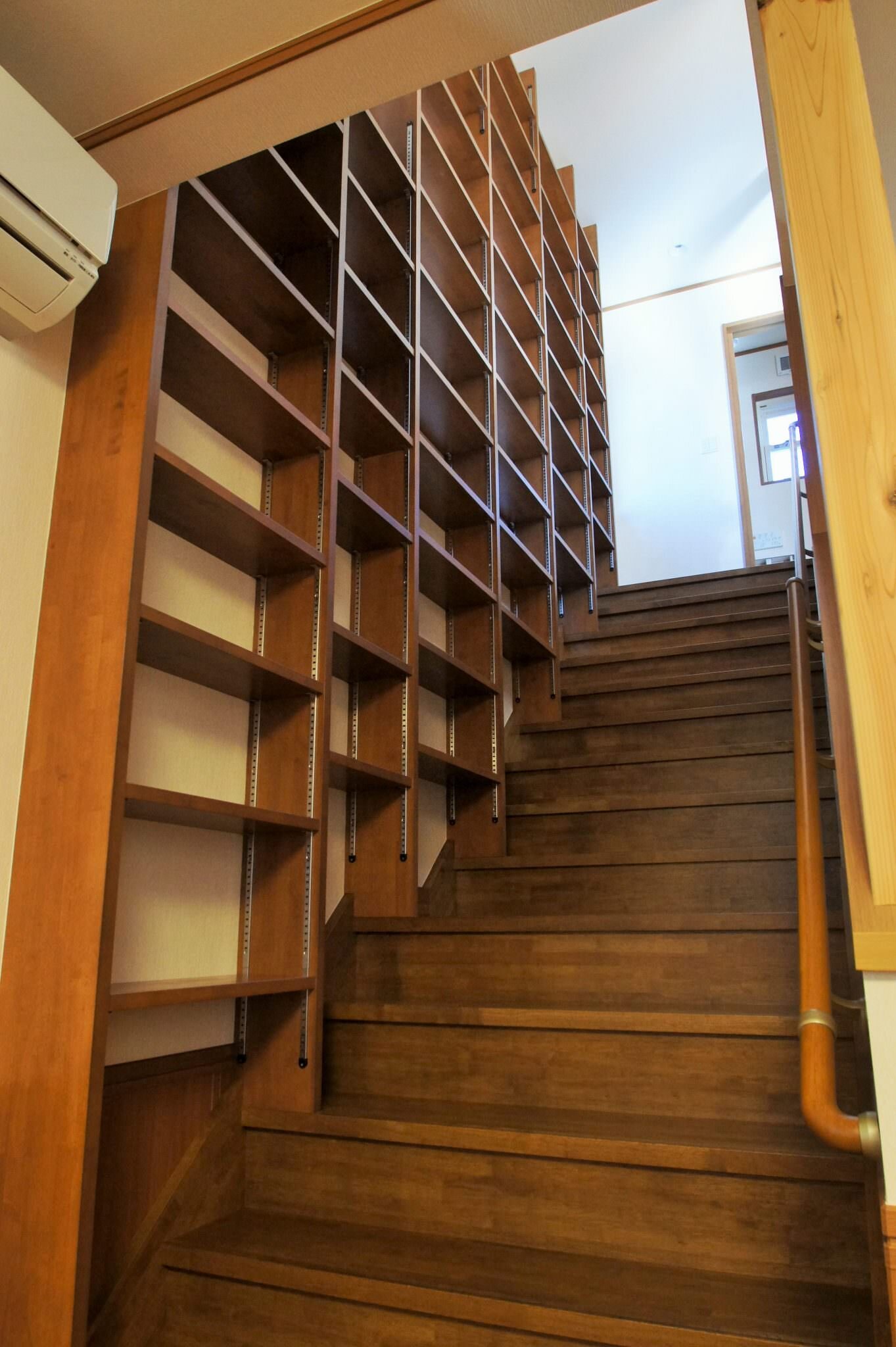 玄関階段.jpg