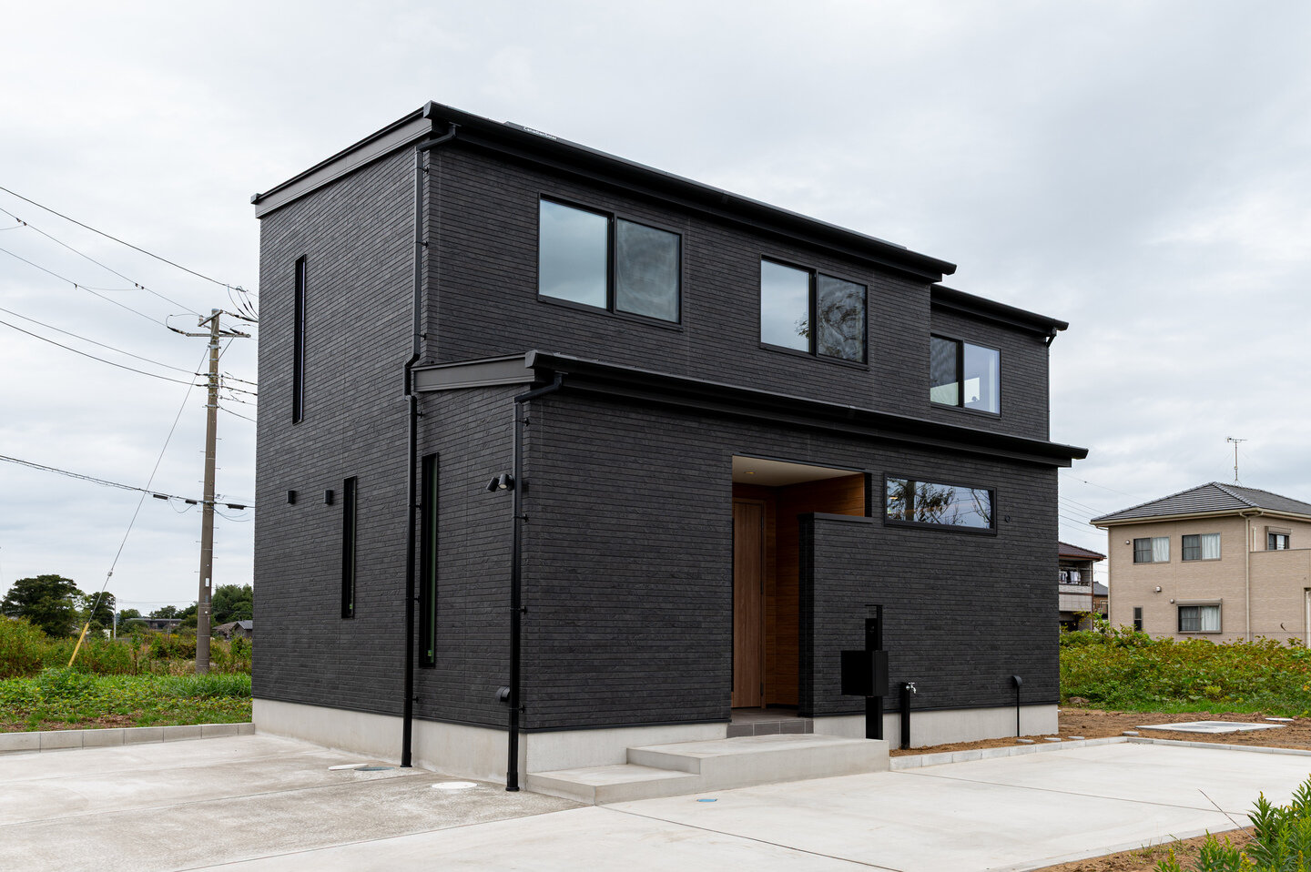 注文住宅の施工事例　海沿いにシンプル設計！デザイン性と機能美を両立した高性能ZEH認定住宅